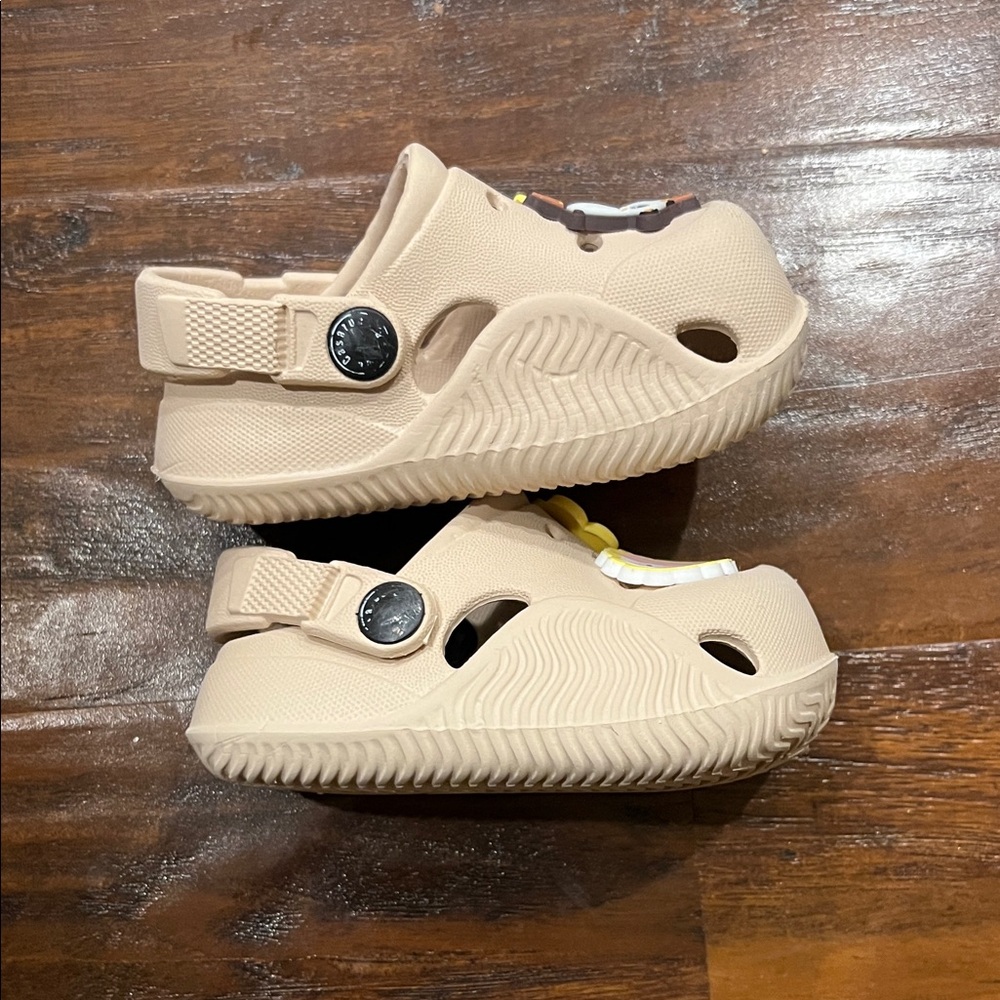 Kids Beige Clogs with Fun Charms SIze 12-18 Months (Size 4- 4.5 ) - Picture 5 of 8